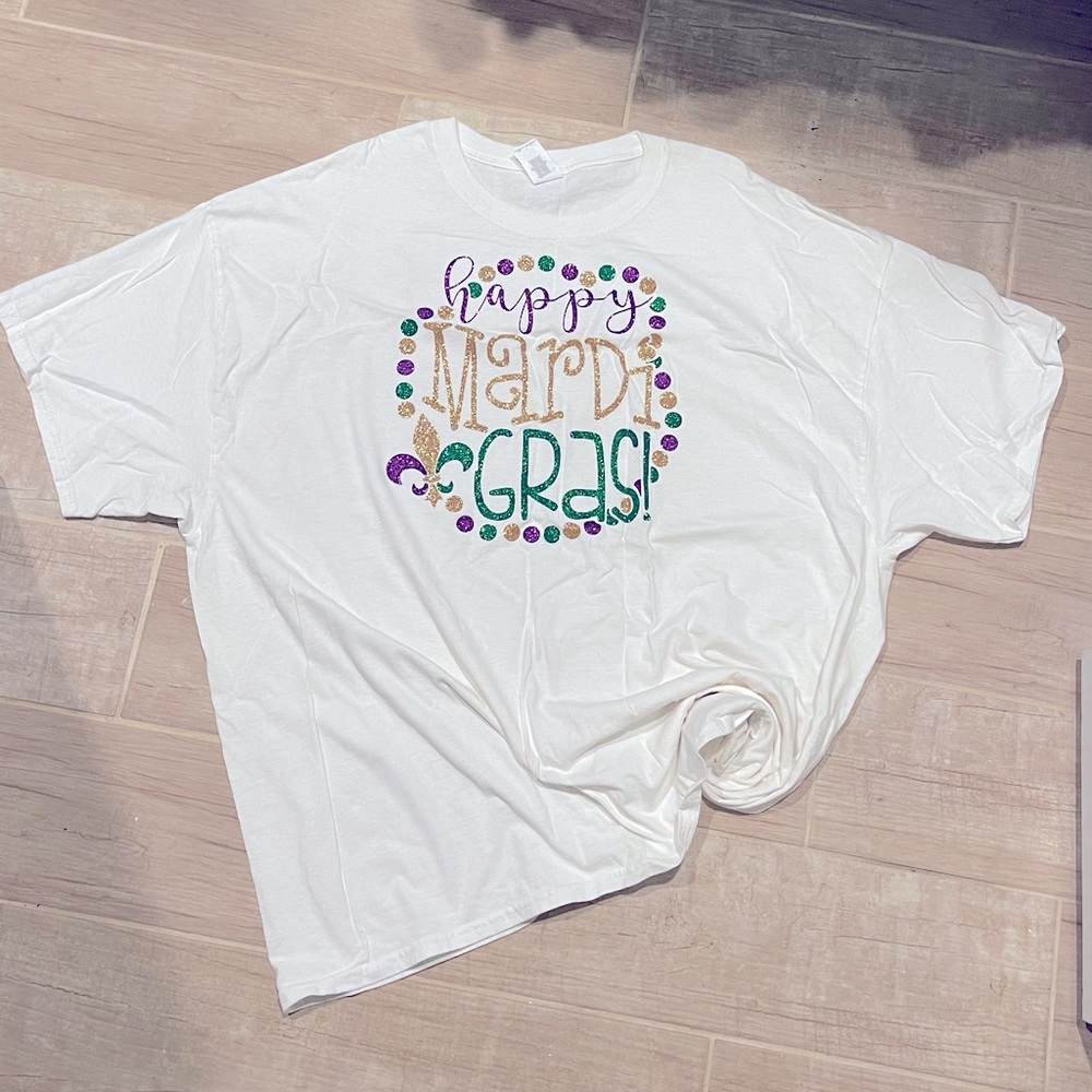 Gildan short sleeve “MARDI GRAS” tee shirt. NEW!